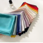 وشاح مربع من الساتان للنساء ، رباط شعر ناعم ، شعور الحرير ، الرأس والرقبة ، 70x70 ، لون ثابت ، الموضة