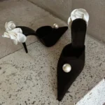 وأشار اصبع القدم الكعب العالي للنساء ، دمشقي اللؤلؤ ، الصنادل السوداء ، خنجر الانزلاق ، حبال ، الهواء الجانبي ، البغال الأنيقة ، حزب الفاخرة