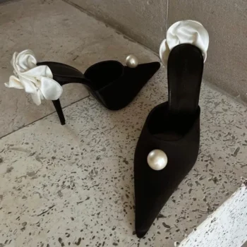 وأشار اصبع القدم الكعب العالي للنساء ، دمشقي اللؤلؤ ، الصنادل السوداء ، خنجر الانزلاق ، حبال ، الهواء الجانبي ، البغال الأنيقة ، حزب الفاخرة