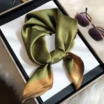 وشاح مربع مطبوع باللون الأخضر الداكن للنساء ، نمط زهور سادة ، منديل بسيط من الحرير المقلد ، باندانا أنيق ، لف للرأس