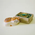 kf-Sb3de4c61205f4a97bf468954f6320f3as-Japanese-Zakka-Box-Cat-Mini-Paper-Clip-Box-Cat-Decoration-Stationery-Ornaments-Dispenser-Desk-Clips-Dispenser