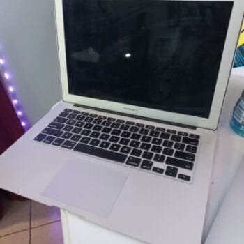 Apple MacBook 13.3 in 2017/Intel Core i5 5th Gen. 1.80 GHz, 128 GB 8 GB Intel HD